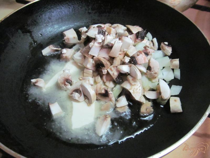 Фото приготовление рецепта: Макароны с цветной капустой под грибным соусом шаг №4