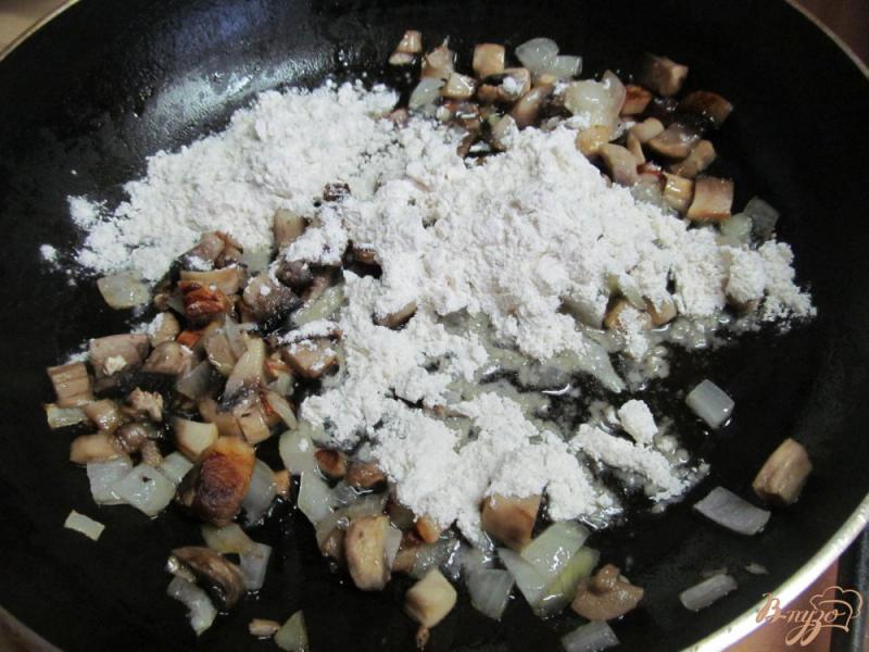 Фото приготовление рецепта: Макароны с цветной капустой под грибным соусом шаг №5