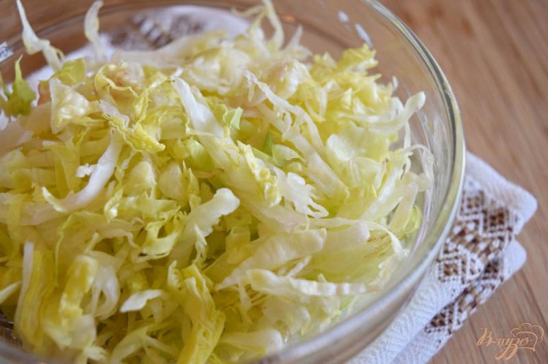 Фото приготовление рецепта: Крабовый салат с салатом «Айсберг» шаг №5
