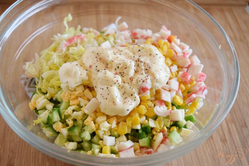 Фото приготовление рецепта: Крабовый салат с салатом «Айсберг» шаг №7