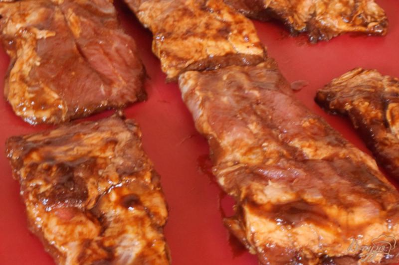 Фото приготовление рецепта: Свинные ребрышки в соусе барбекю шаг №3