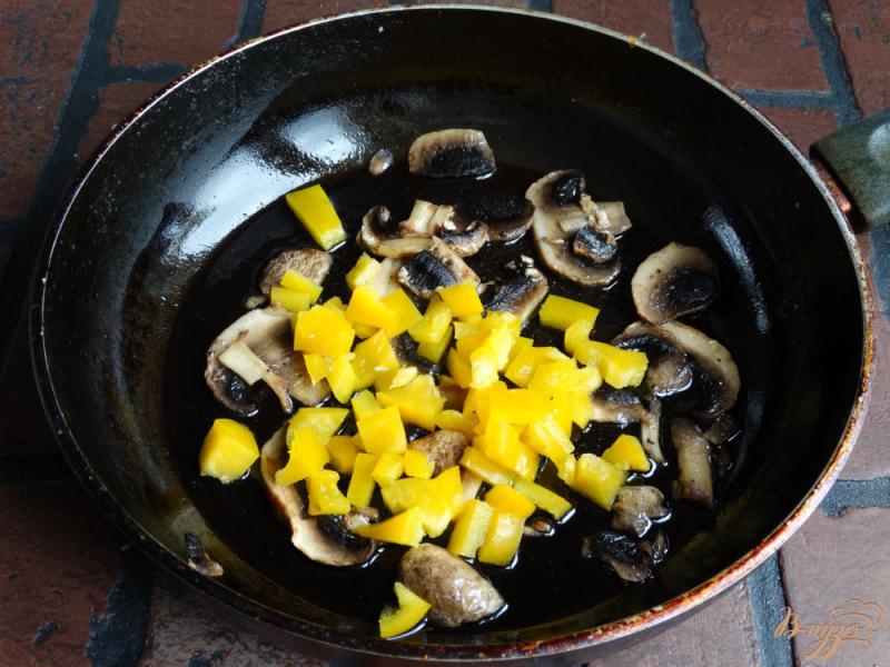 Фото приготовление рецепта: Фарфалле с грибами и болгарским перцем шаг №2