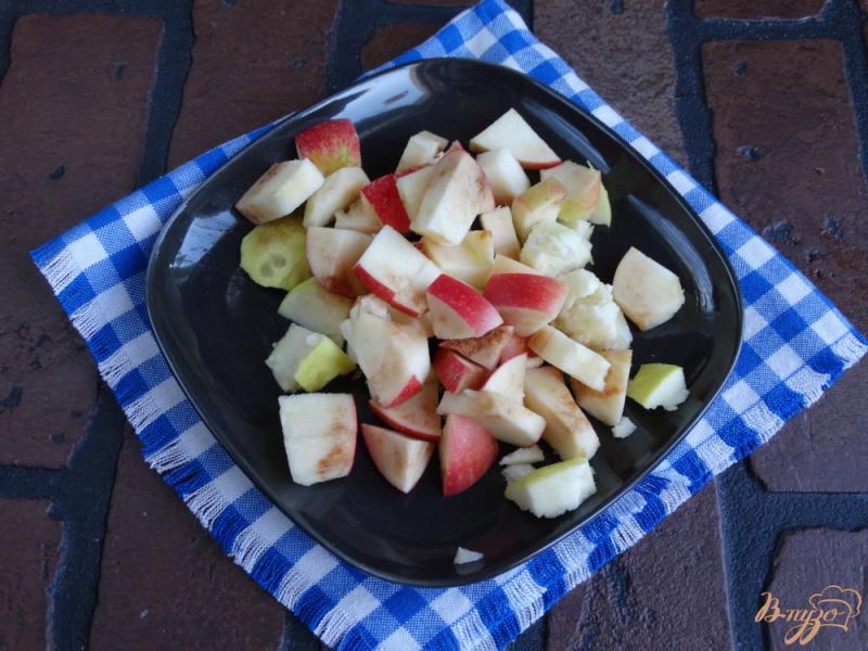 Фото приготовление рецепта: Дрожжевой пирог с ревенем и яблоками шаг №2