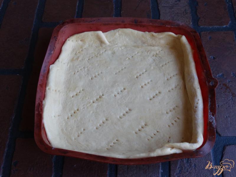 Фото приготовление рецепта: Дрожжевой пирог с ревенем и яблоками шаг №7