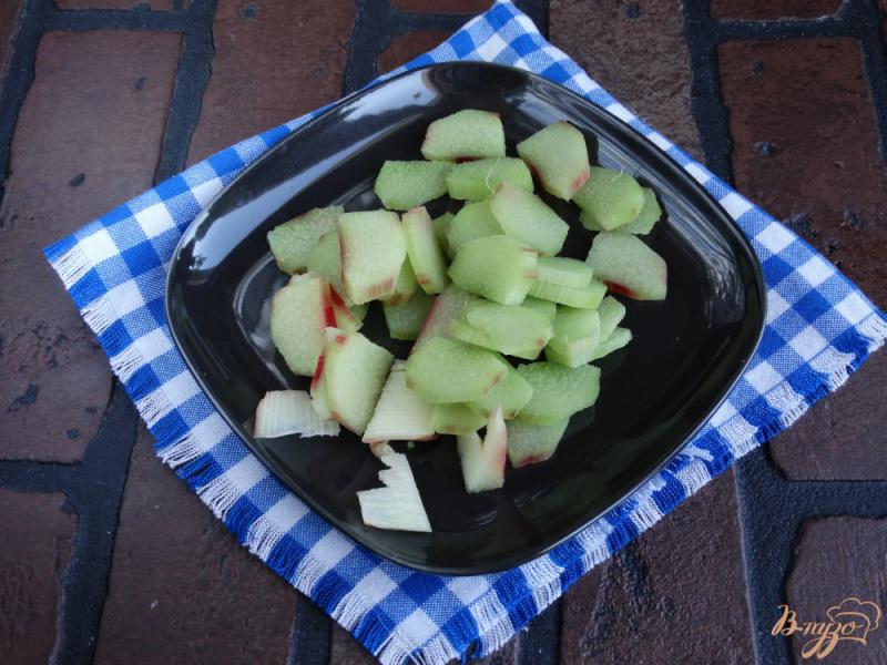 Фото приготовление рецепта: Дрожжевой пирог с ревенем и яблоками шаг №1