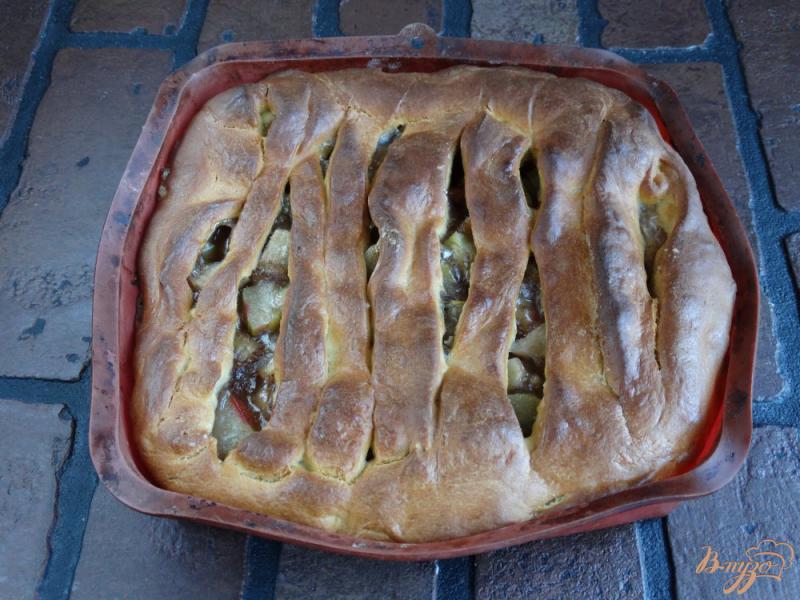 Фото приготовление рецепта: Дрожжевой пирог с ревенем и яблоками шаг №11