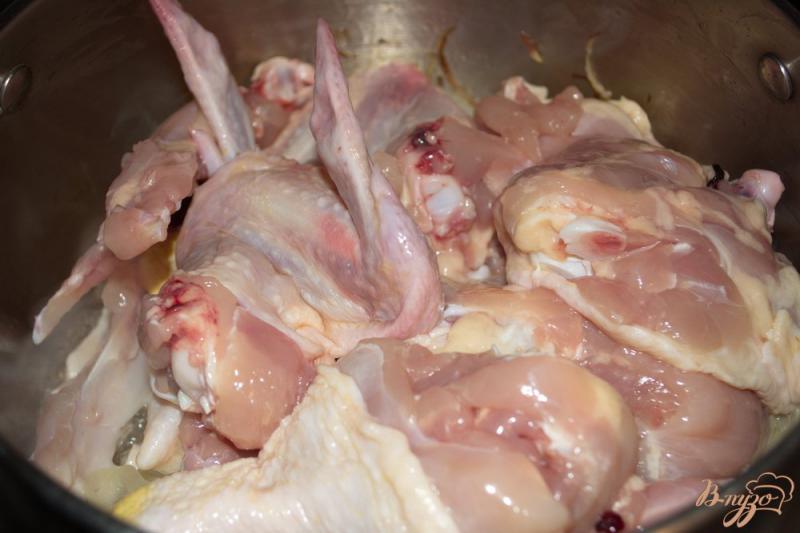 Фото приготовление рецепта: Курица в томатно-сметанном соусе шаг №3