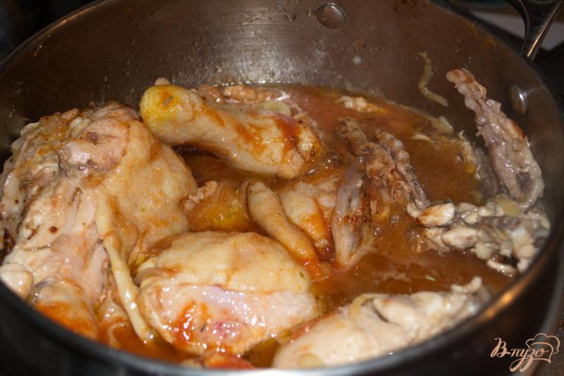 Фото приготовление рецепта: Курица в томатно-сметанном соусе шаг №4