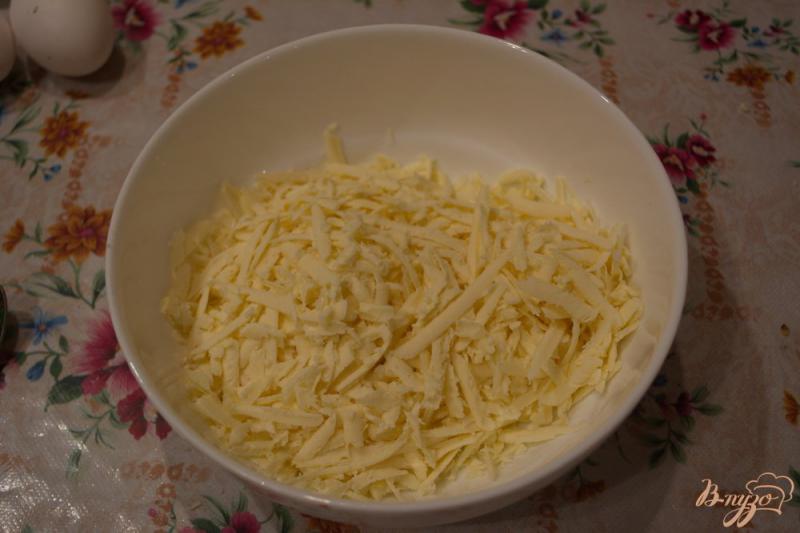 Фото приготовление рецепта: Ленивый пирог с сыром и яйцом шаг №1