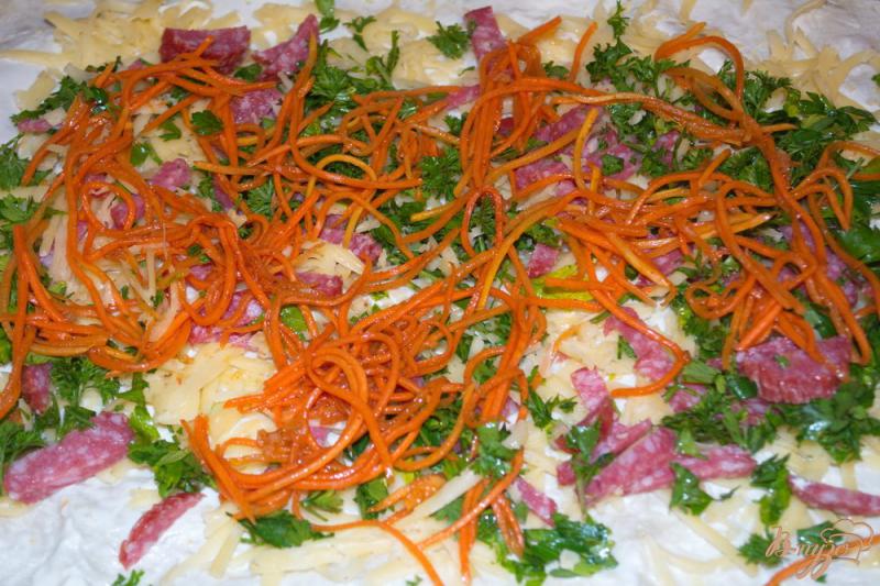Фото приготовление рецепта: Лавашики с корейской морковкой и салями шаг №4