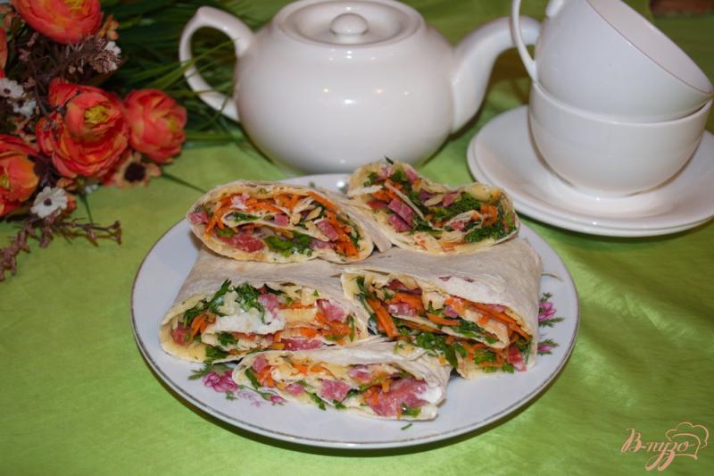 Фото приготовление рецепта: Лавашики с корейской морковкой и салями шаг №6