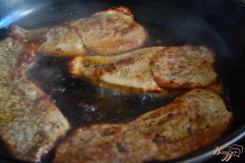 Фото приготовление рецепта: Свиные шницели с шампиньонами в арахисовом соусе шаг №2
