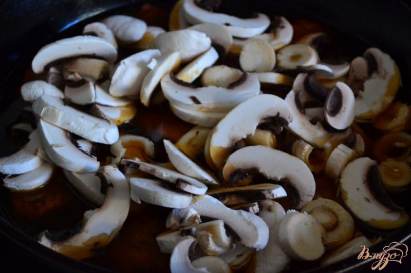 Фото приготовление рецепта: Свиные шницели с шампиньонами в арахисовом соусе шаг №3
