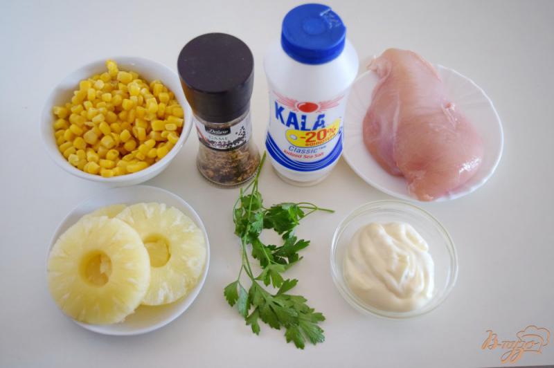 Фото приготовление рецепта: Куриный салат с ананасом шаг №1