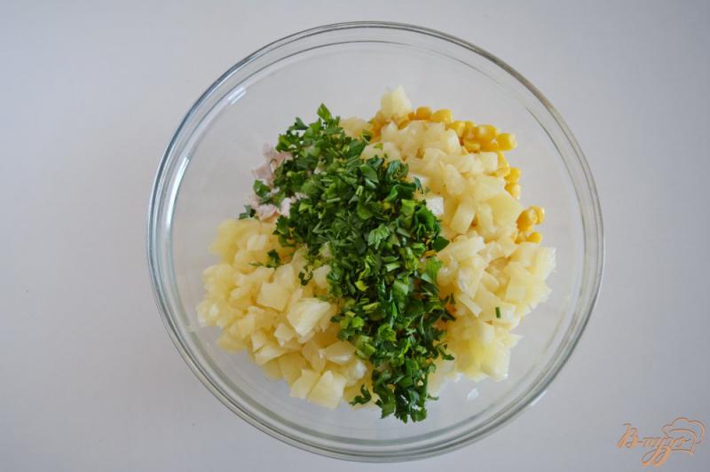 Фото приготовление рецепта: Куриный салат с ананасом шаг №7