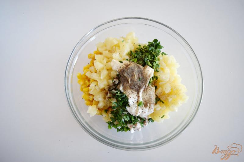 Фото приготовление рецепта: Куриный салат с ананасом шаг №8