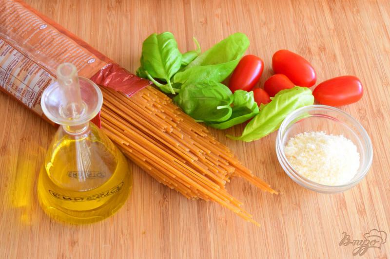 Фото приготовление рецепта: Спагетти с базиликом, пармезаном и карамелизированными черри- помидорами шаг №1