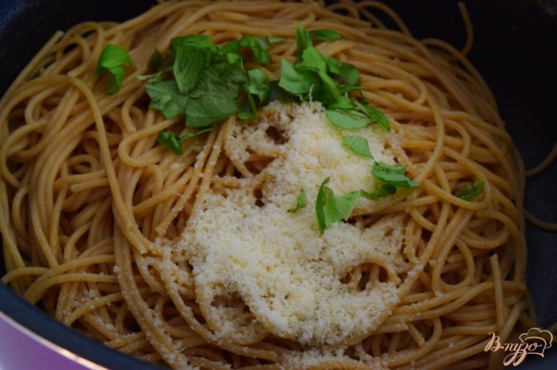 Фото приготовление рецепта: Спагетти с базиликом, пармезаном и карамелизированными черри- помидорами шаг №8