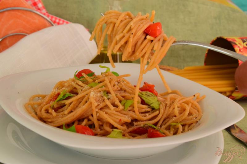 Фото приготовление рецепта: Спагетти с базиликом, пармезаном и карамелизированными черри- помидорами шаг №10