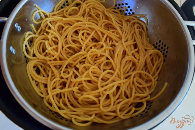 Фото приготовление рецепта: Спагетти с базиликом, пармезаном и карамелизированными черри- помидорами шаг №7