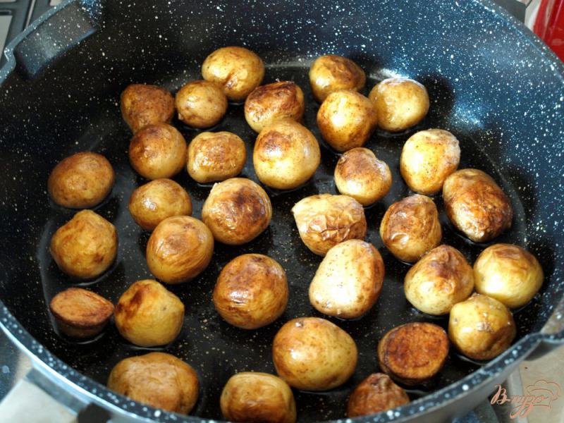 Фото приготовление рецепта: Гарнир из молодого картофеля в сковороде шаг №2