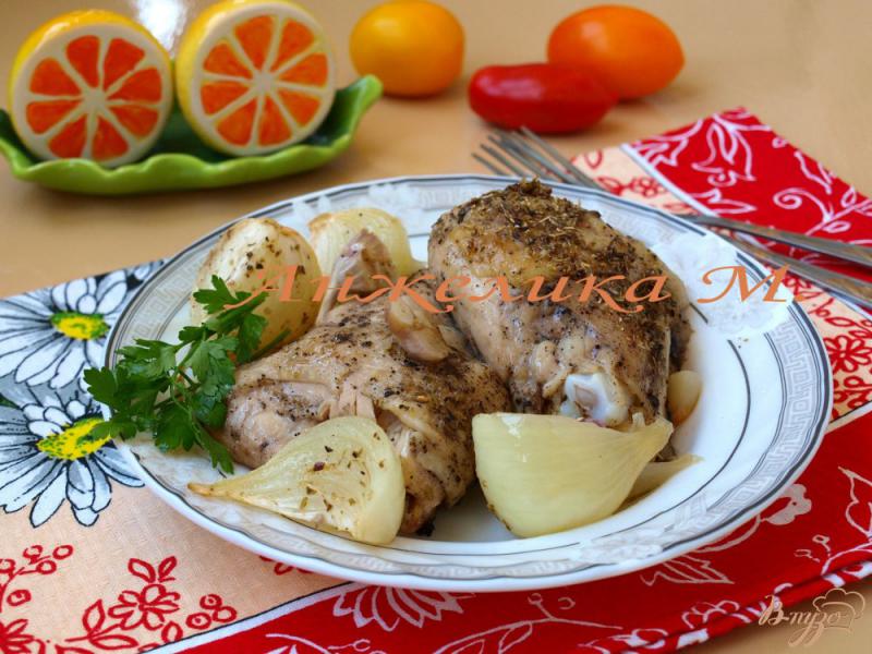 Фото приготовление рецепта: Курица запечённая в духовке с луком шаг №5