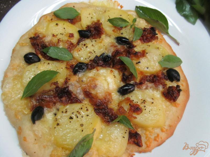 Фото приготовление рецепта: Пицца с картошкой моцареллой и базиликом шаг №8