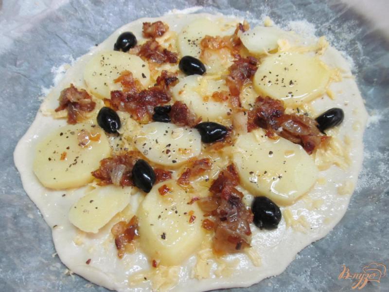 Фото приготовление рецепта: Пицца с картошкой моцареллой и базиликом шаг №6