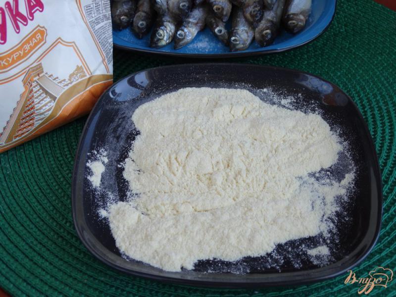 Фото приготовление рецепта: Жареная мойва в кукурузной панировке шаг №3