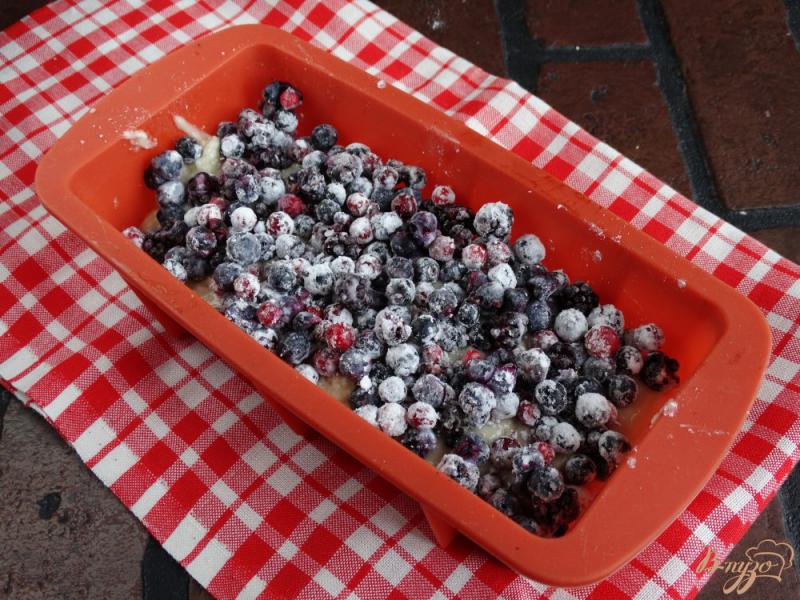 Фото приготовление рецепта: Кекс с лесными ягодами шаг №9