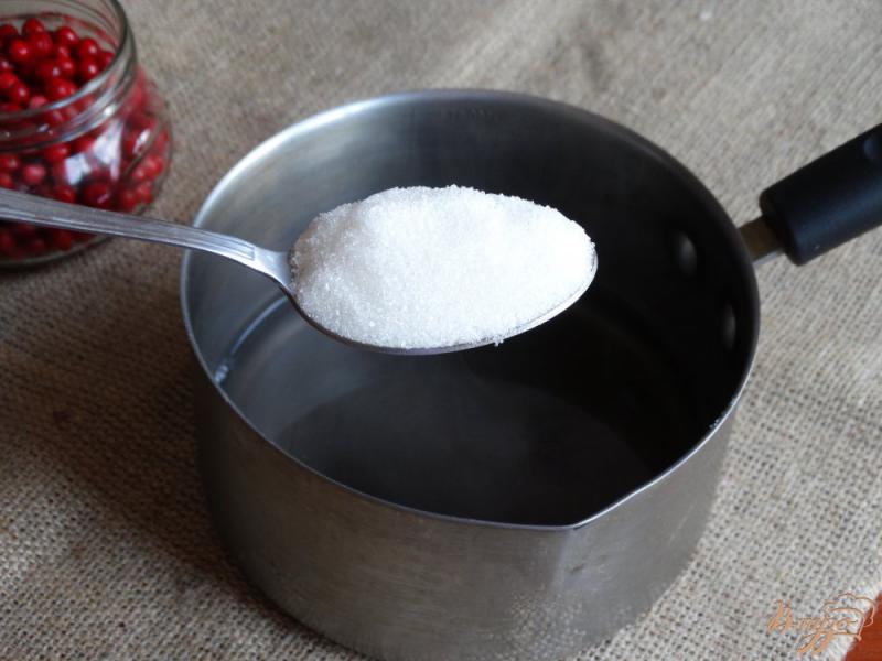 Фото приготовление рецепта: Брусника в сахарном сиропе на зиму шаг №4