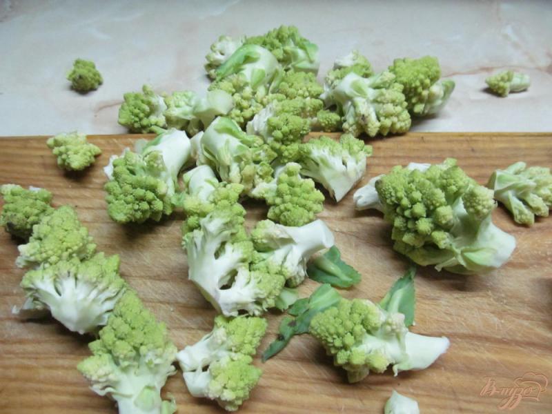 Фото приготовление рецепта: Салат из куриных сердечек и капусты романеско шаг №2