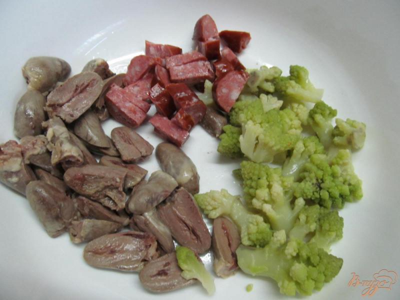 Фото приготовление рецепта: Салат из куриных сердечек и капусты романеско шаг №3