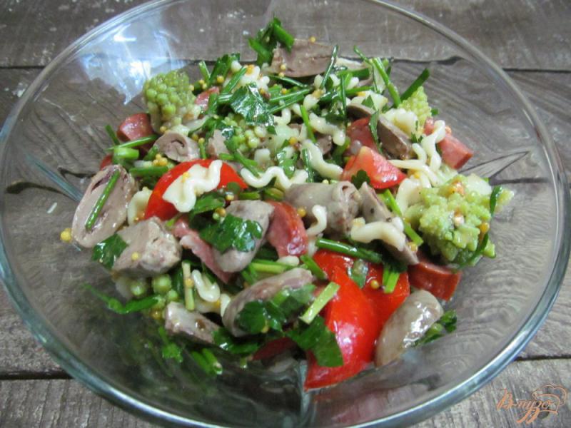Фото приготовление рецепта: Салат из куриных сердечек и капусты романеско шаг №7