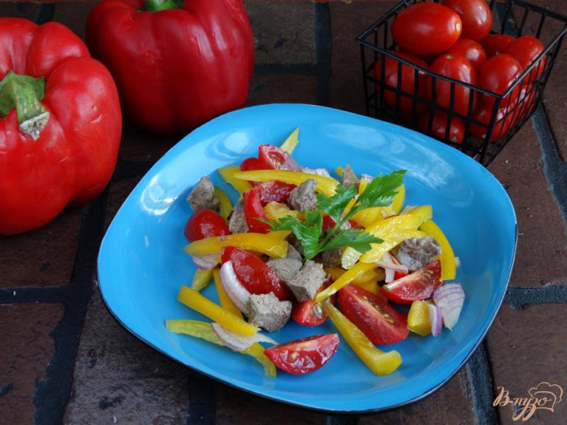 Фото приготовление рецепта: Овощной салат с куриной печенью шаг №8
