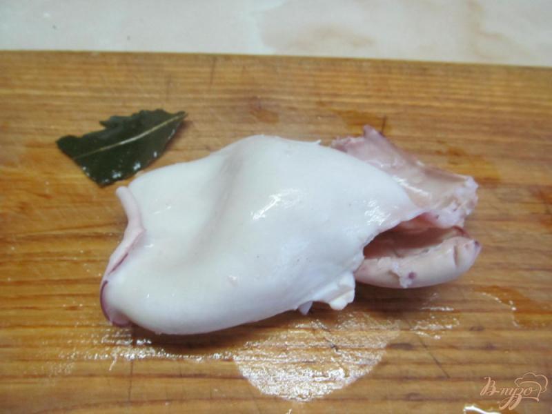 Фото приготовление рецепта: Салат из кальмара и риса шаг №2