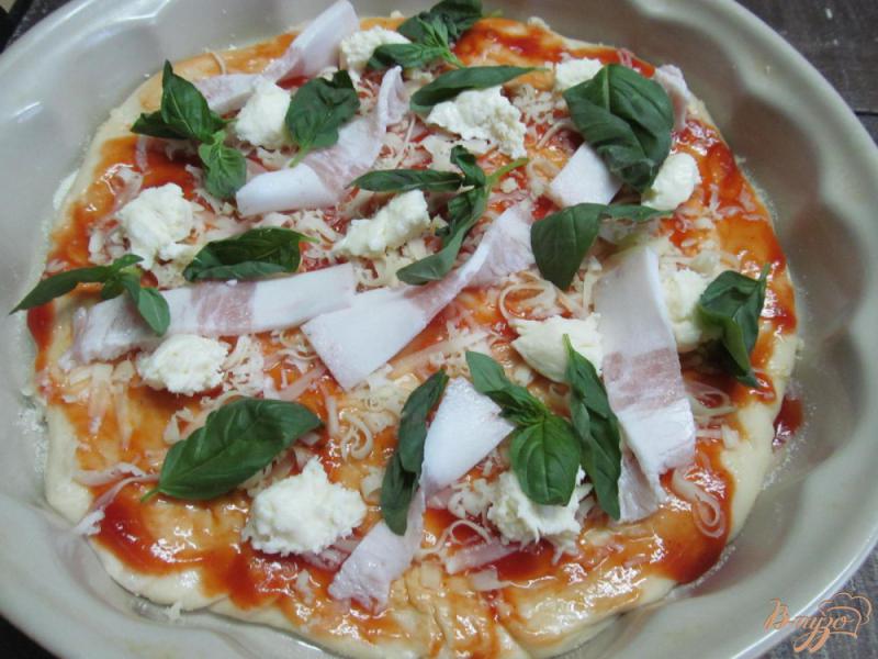 Фото приготовление рецепта: Пицца с беконом и базиликом шаг №5
