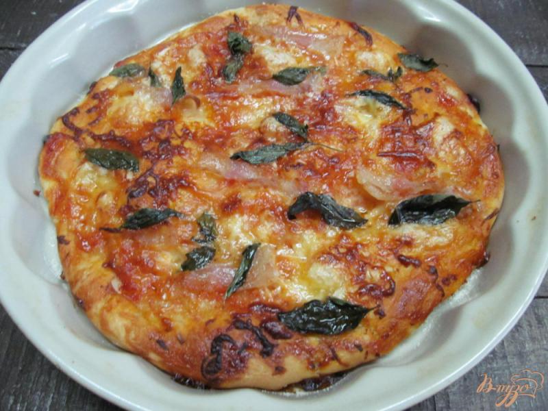 Фото приготовление рецепта: Пицца с беконом и базиликом шаг №6