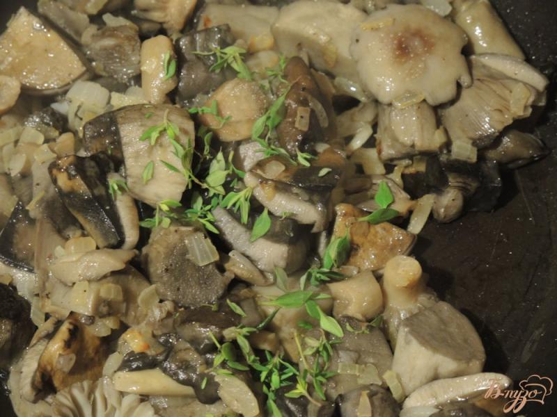 Фото приготовление рецепта: Лесные грибы с картофелем шаг №8