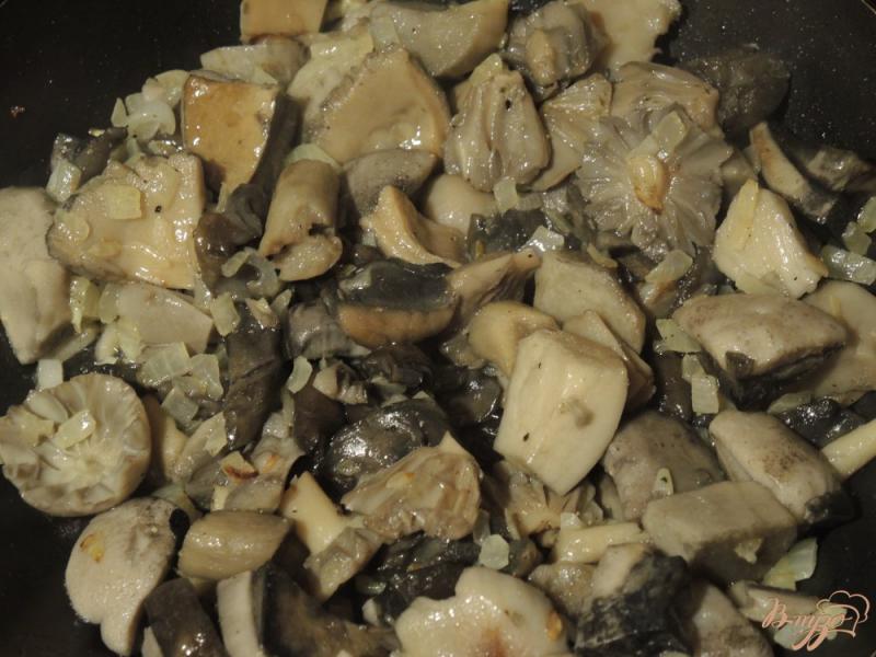 Фото приготовление рецепта: Лесные грибы с картофелем шаг №7