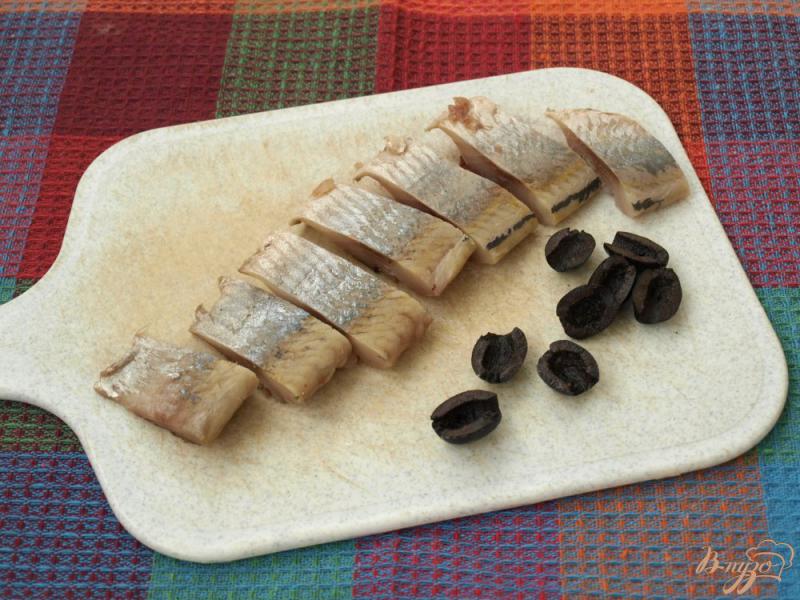 Фото приготовление рецепта: Гренки из чёрного хлеба с сельдью шаг №3