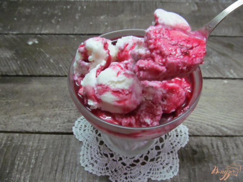 Фото приготовление рецепта: Десерт из творога мороженого и вишневого сиропа шаг №6