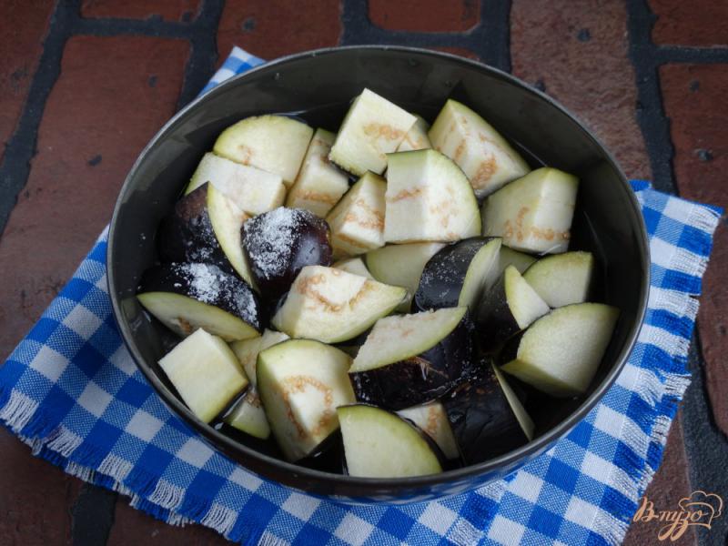 Фото приготовление рецепта: Теплый салат с баклажанами и пастой шаг №1