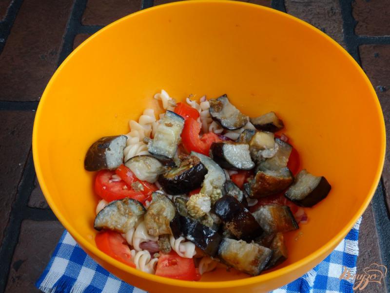 Фото приготовление рецепта: Теплый салат с баклажанами и пастой шаг №7