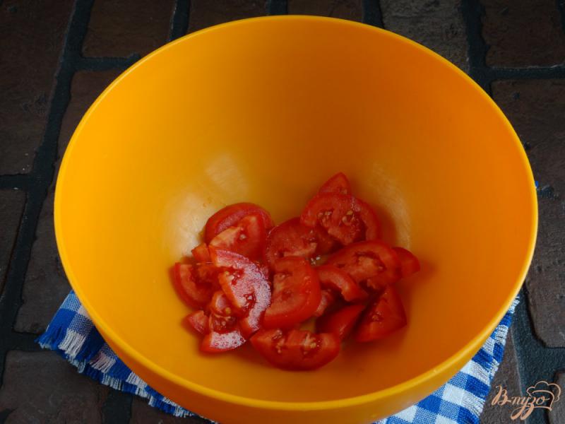 Фото приготовление рецепта: Теплый салат с баклажанами и пастой шаг №4