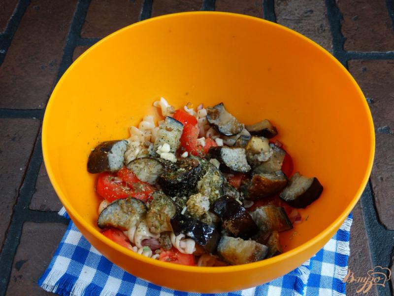 Фото приготовление рецепта: Теплый салат с баклажанами и пастой шаг №8