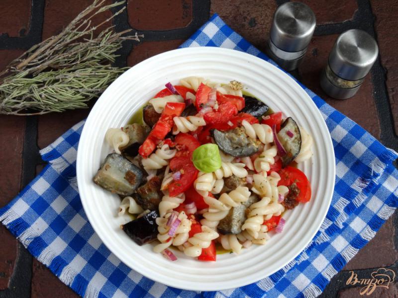 Фото приготовление рецепта: Теплый салат с баклажанами и пастой шаг №10