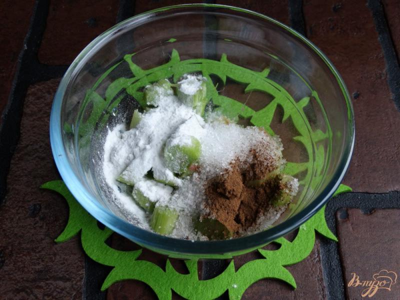 Фото приготовление рецепта: Жареные пирожки с ревенем и грушей шаг №2