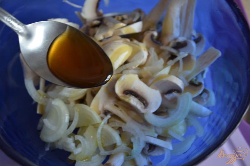 Фото приготовление рецепта: Салат с помидорами и шампиньонами шаг №2