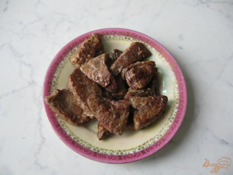 Фото приготовление рецепта: Жареная говяжья печень с луком шаг №4